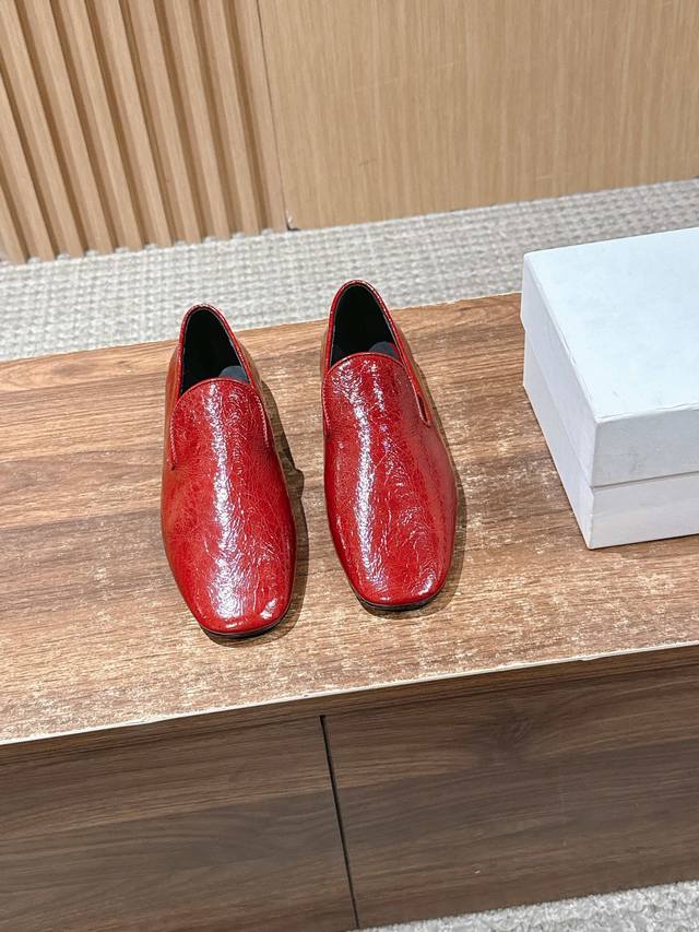 Gilsanda New Loafers Square Toe Slip-on Flat Shoes A typical loafer style, slip