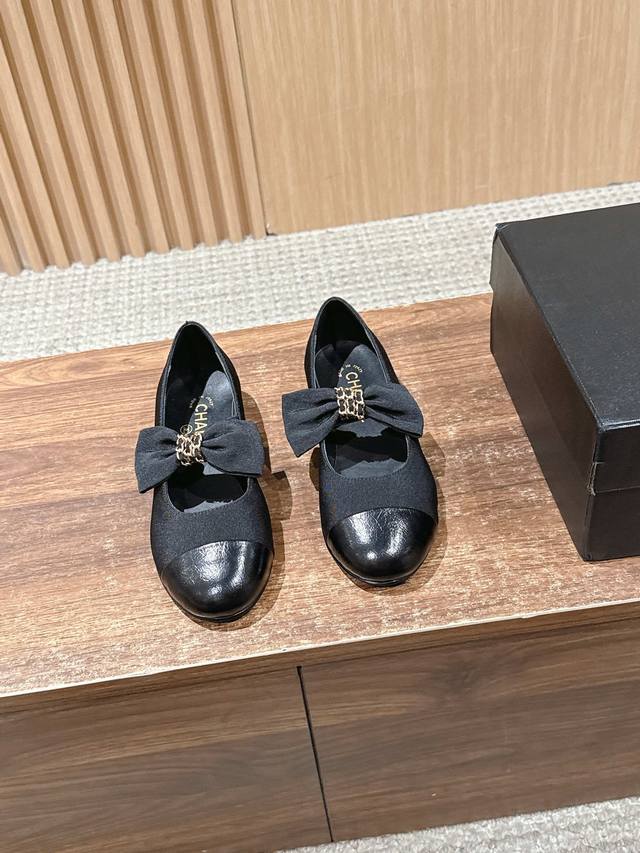 Chanel Bow Flat Shoes Featuring a round toe design, the toe area is made of glos
