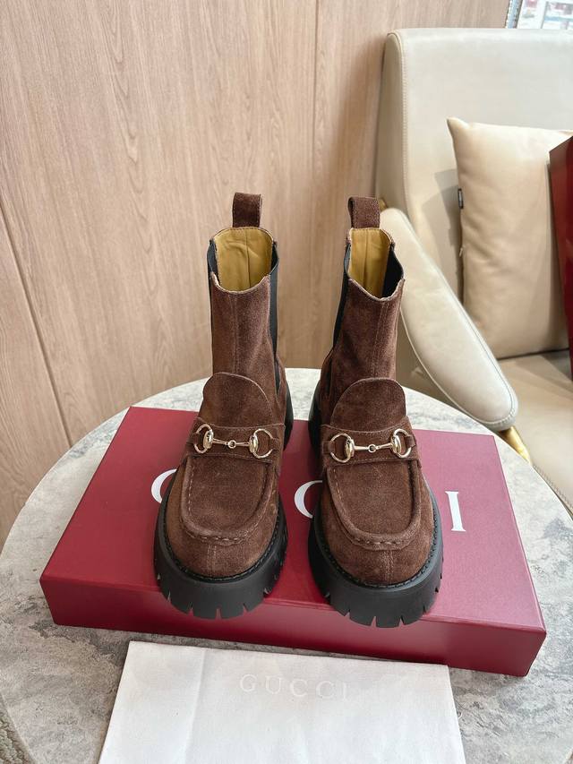 9562-8 Brown ?35-41 Exquisite details infuse these loafers with elegance. Crafte