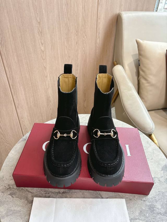 9562-8 Black ?35-41 Exquisite details infuse these loafers with elegance. Crafte