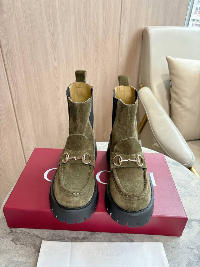 9562-8 Green ?35-41 Exquisite details infuse these loafers with elegance. Crafte