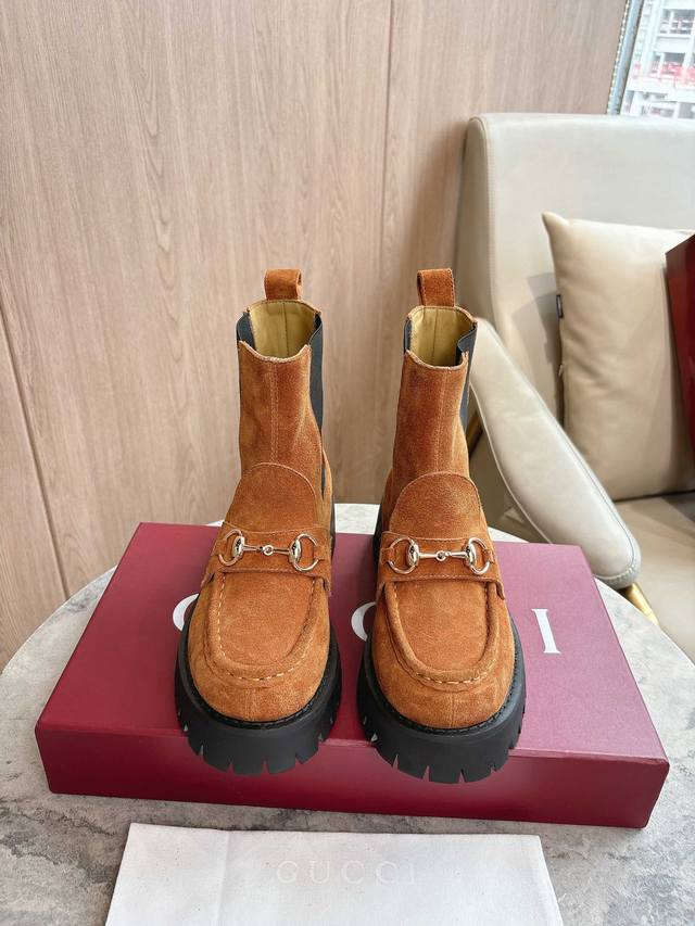 9562-8 Brown ?35-41 Exquisite details infuse these loafers with elegance. Crafte