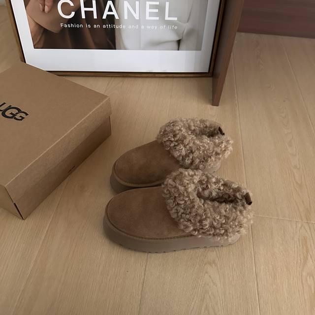 The Ugg curly hair set paired with the "Tatzler" style is here! The best-lookin