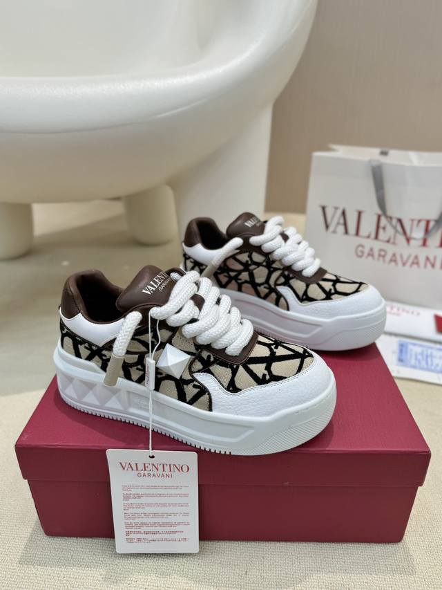 Factory direct wholesale price: Couple style Top version Valentino Out Stud spo