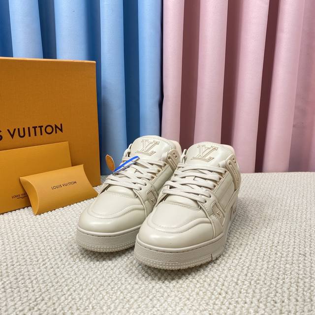 New Louis Vuitton couple shoes are now available! Compare to all other versions