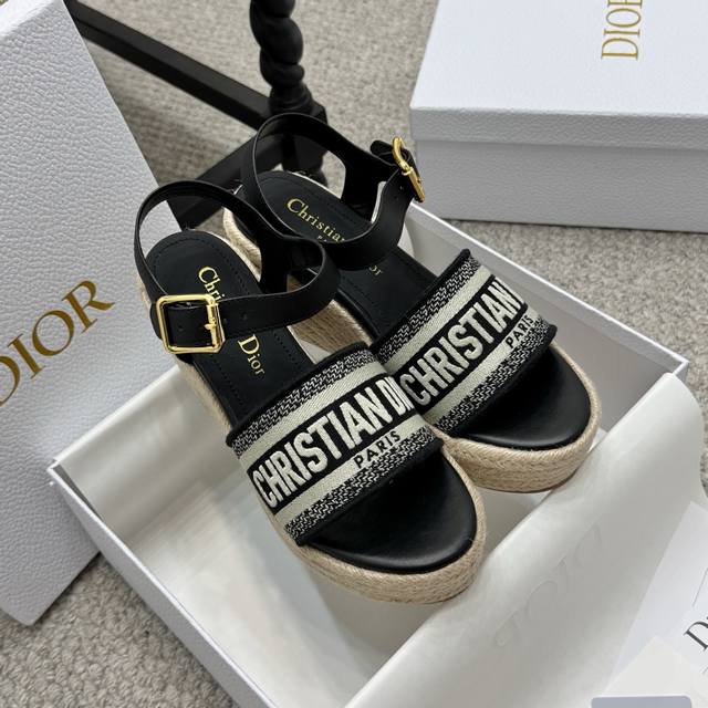 Height-increasing Dior 25Ss Summer High-Version Sandals. Simple and super versa