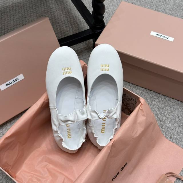 Runway Style Miu Miu 2025 Spring/Summer Fashion Show Expressing style across mu