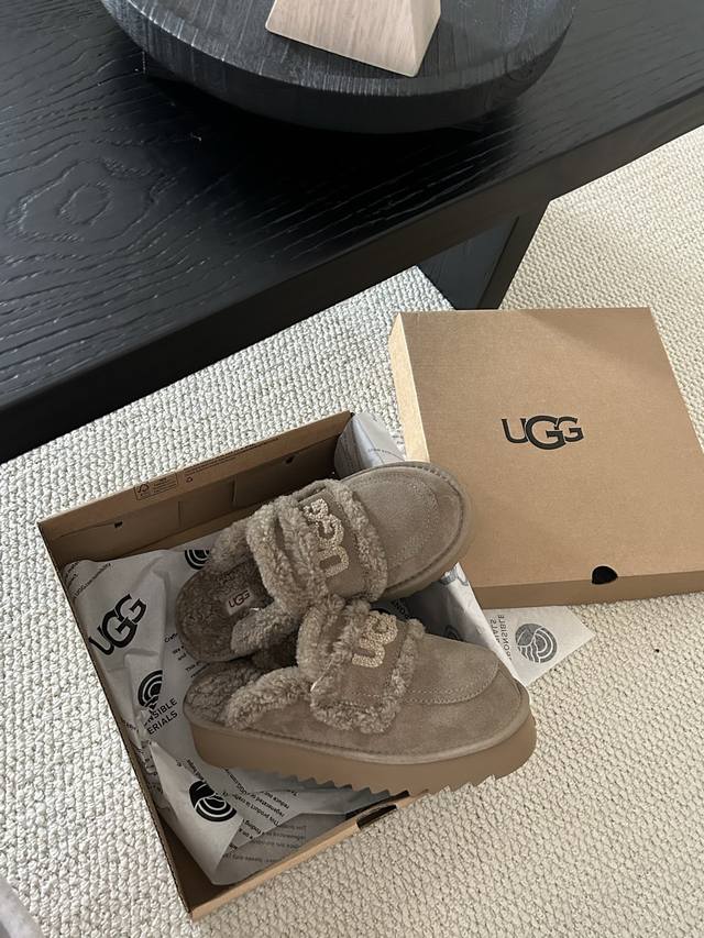 New Ugg Australian platform lambswool slippers, trendy and stylish. Made of cow