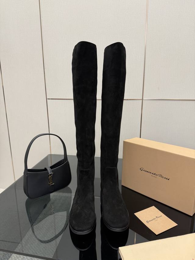 Gianvito Rossi high-heeled boots, made of suede, with a round toe design that el