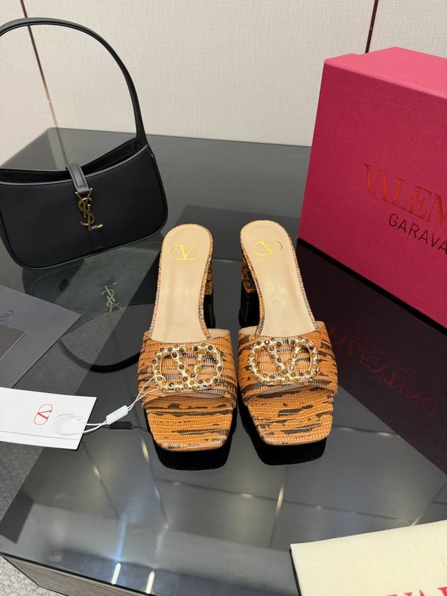 High-quality Valentino crystal chunky heeled mule sandals. Exquisite texture, v