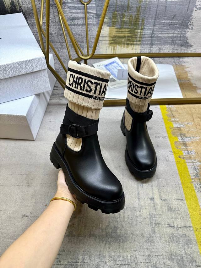 These D-Major boots are eye-catching and showcase individuality. Black calfskin