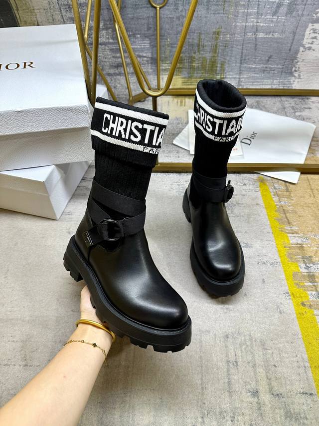 These D-Major boots are eye-catching and showcase individuality. Black calfskin