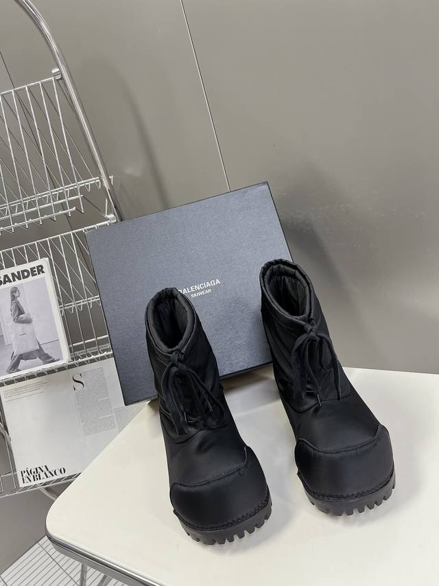 Balenciaga Skiwear latest couple Alaskan snow boots, authentic, purchased for RM