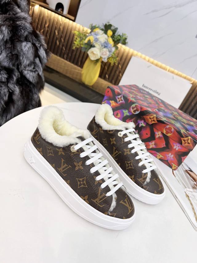 LV Casual Sports Shoes. Classic monogram pattern reappears, paired with a stylis