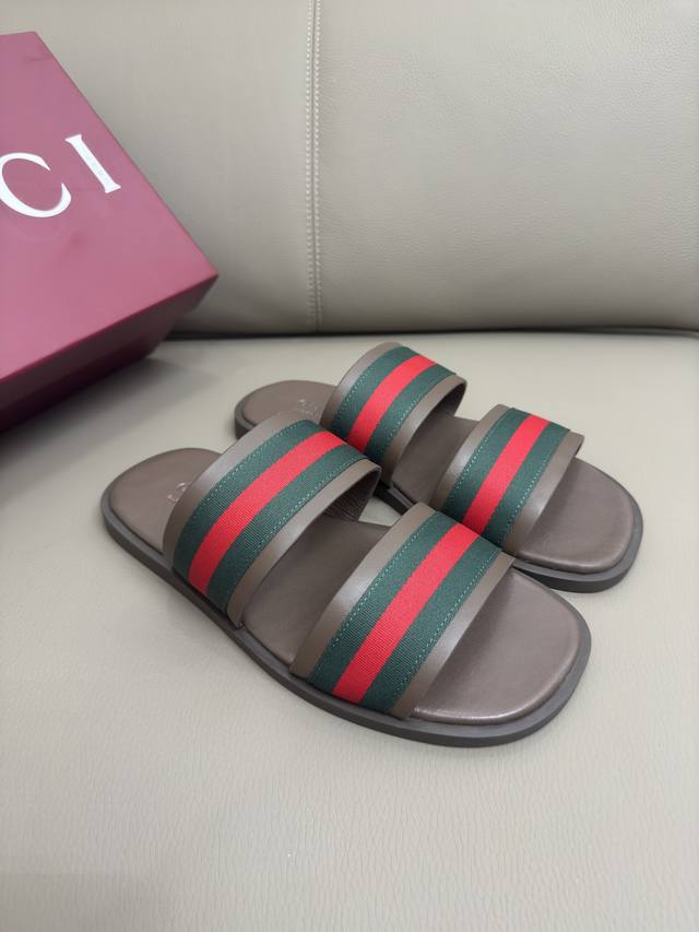Elegant Style 2025 Summer New Men's Leather Slippers Inspired by the iconic desi