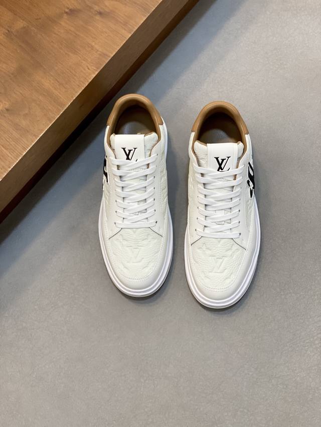 L Top-tier personal shopper, trending mid-top sneakers, perfect for street style