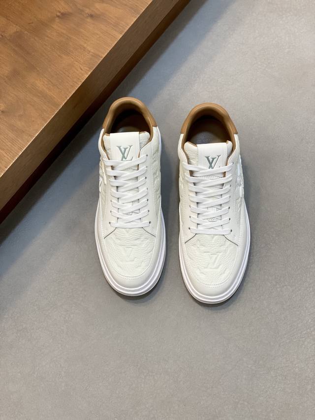 L Top-tier personal shopper, trending mid-top sneakers, perfect for street style