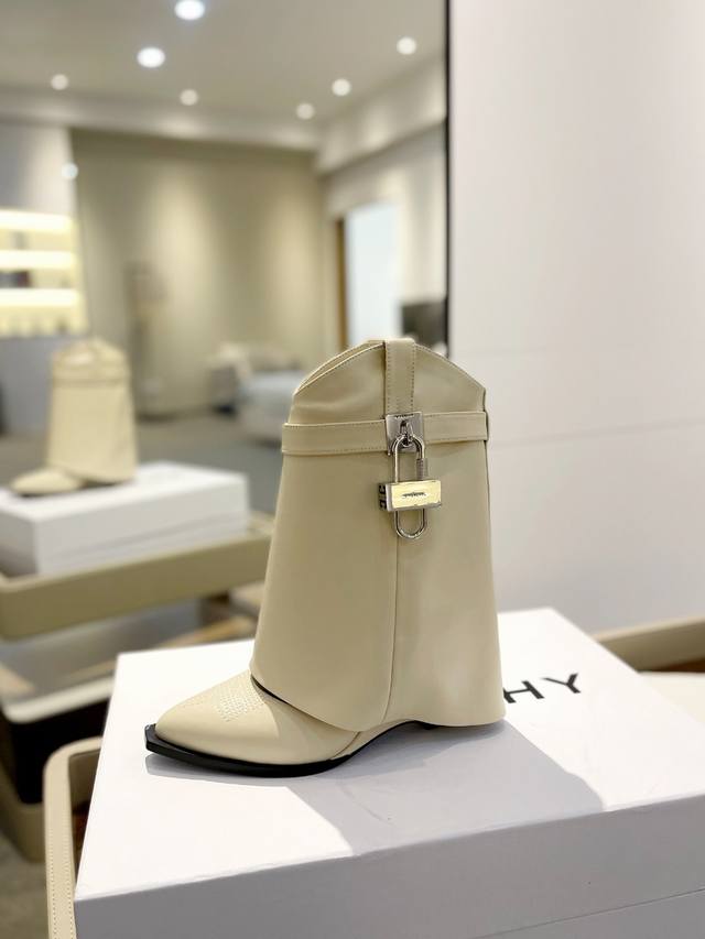 Price: Authentic Givenchy high-heeled embroidered ankle boots, the highest quali