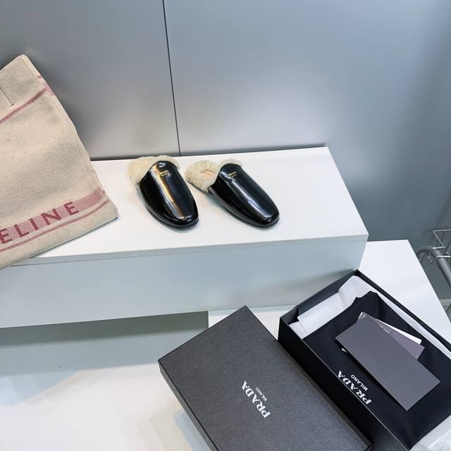 High-quality factory! Top-quality Prada 2025 Autumn/Winter New Simple Closed-To