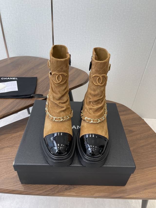 Chanel Fall/Winter 2025 Retro Style Martin Boots The unique Western boot shaft d