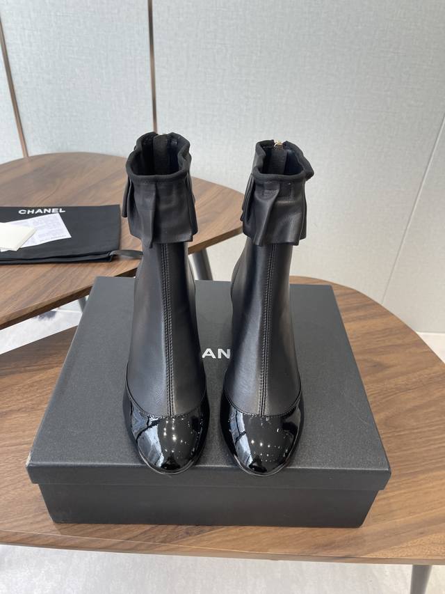 Chanel 25Ss Autumn/Winter New Round Toe Ankle Boots These platform boots have be