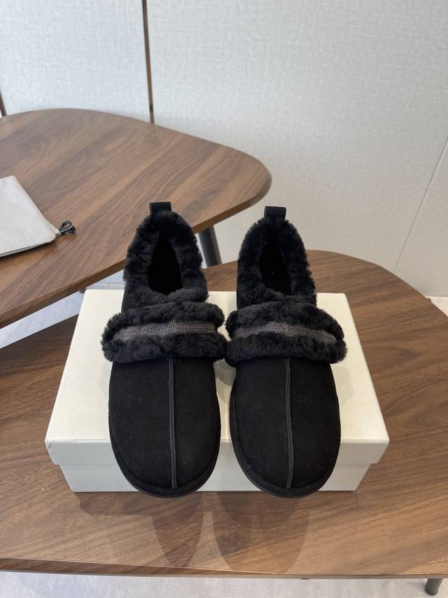 Bc Shearling and wool boots, with a simple and convenient Velcro design that loo