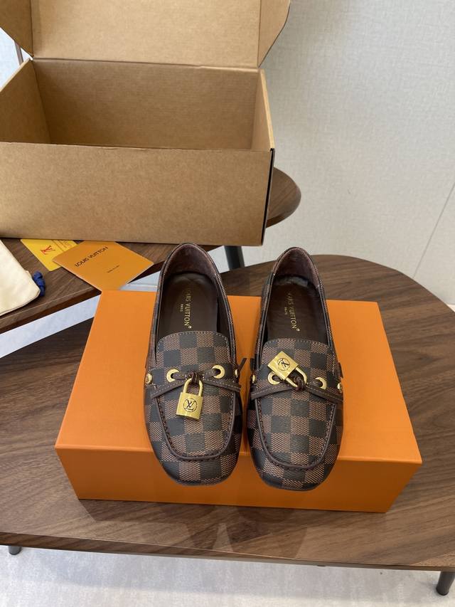 Louis Vuitton 25Ss flat loafers/driving shoes, made with premium cowhide, featur