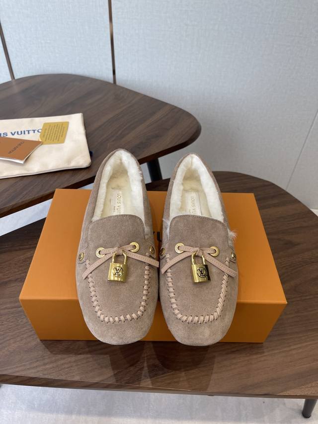 Louis Vuitton 25Ss flat loafers/driving shoes, featuring a lightweight and comfo
