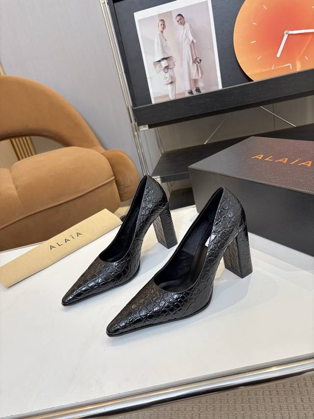 price: Brand: Alaia Alaia 25 New Pointed Toe Hollow-Out Single Shoes These point