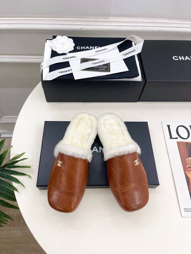 Chanel 25 2025 Autumn/Winter New Arrival: Classic Chanel Double C Closed-Toe Fu