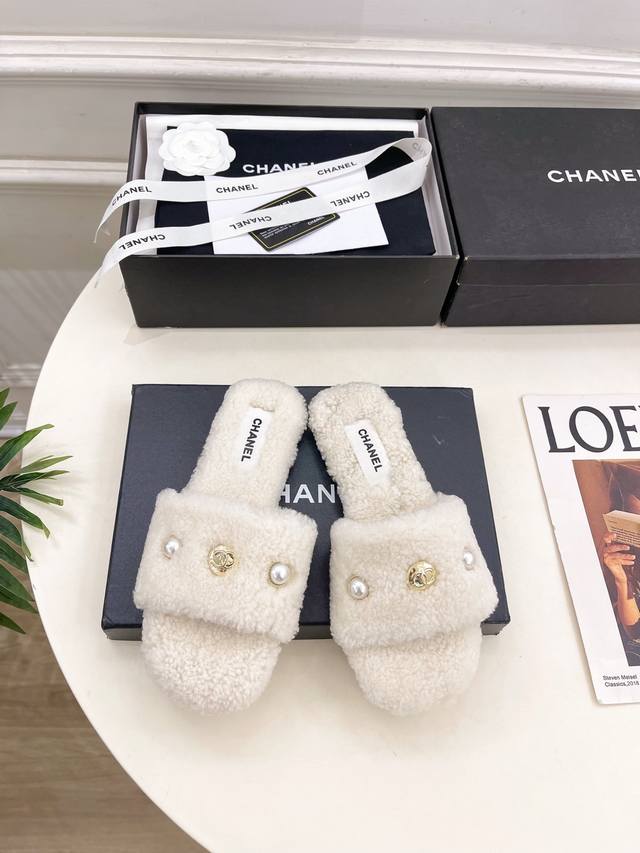 Chanel 25 2025 Autumn/Winter New Arrival: Classic Chanel Double C Pearl Fur Sli