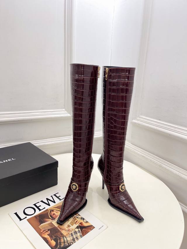 Versace 2025 Fall/Winter Runway Same Style Crocodile Pattern Pointed Toe High-He