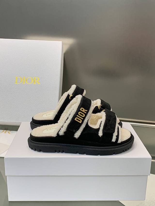 Factory Price (pp): New sandals reinterpreted with a suede sheepskin upper and