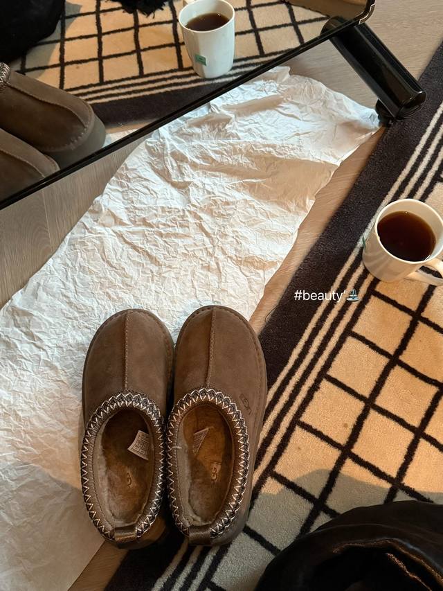 This is my lifesaver when it's cold! These Ugg slip-on shoes are so warm and coz