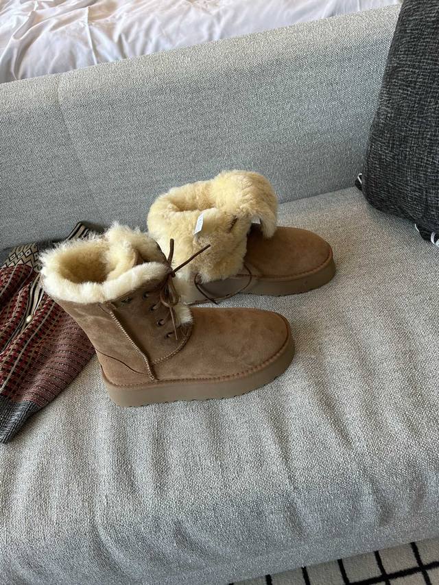 Goddess-like platform boots! These light brown snow boots perfectly capture the