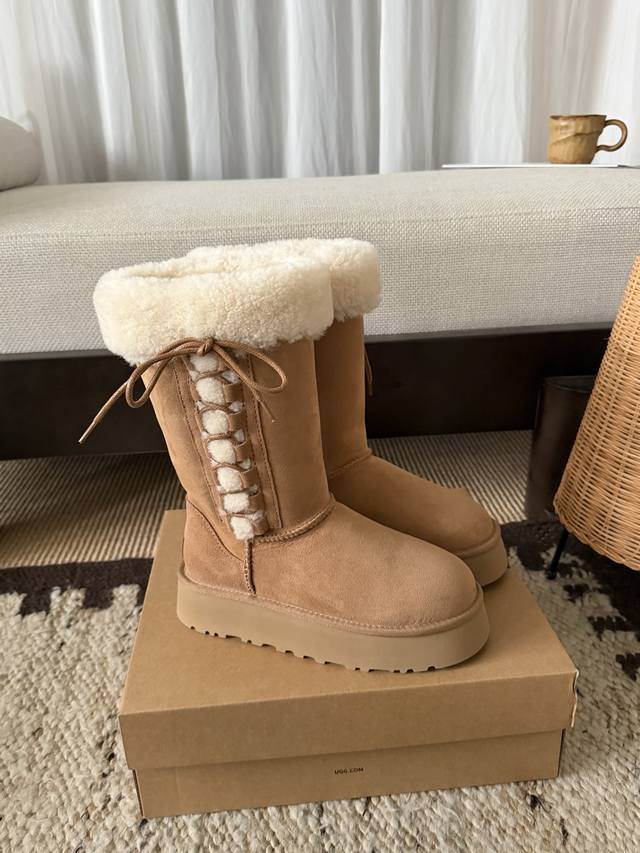 Ballet-style lace-up platform boots, high-top style! Adorable teddy bear curls a