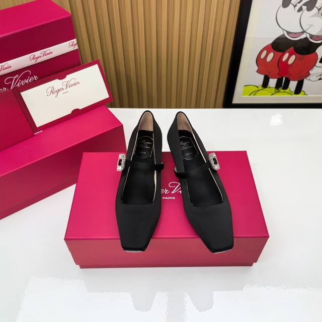 2025Ss Rv Silk Square-Toe Shoes Exuding a high-end feel! These Rv shoes are abso