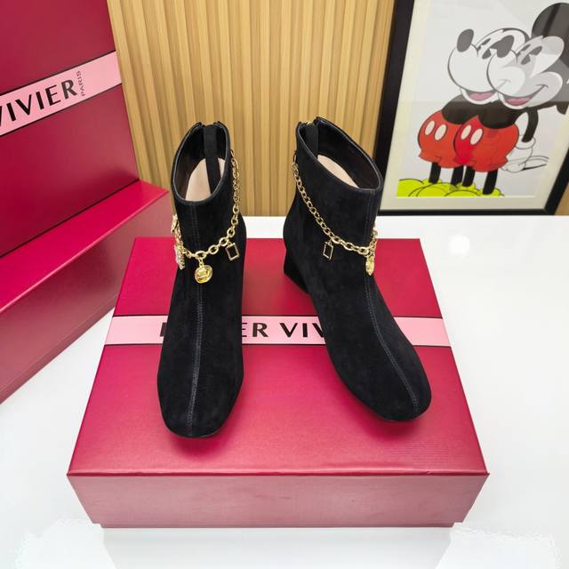 2025 RV Metal Chain Ankle Boots Unlock a New Modern Style 4.5cm Divine Heel Heig