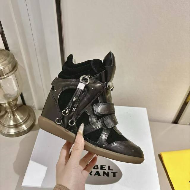 Isabel Marant's latest Fall/Winter high-top sneakers A must-have for many celebr