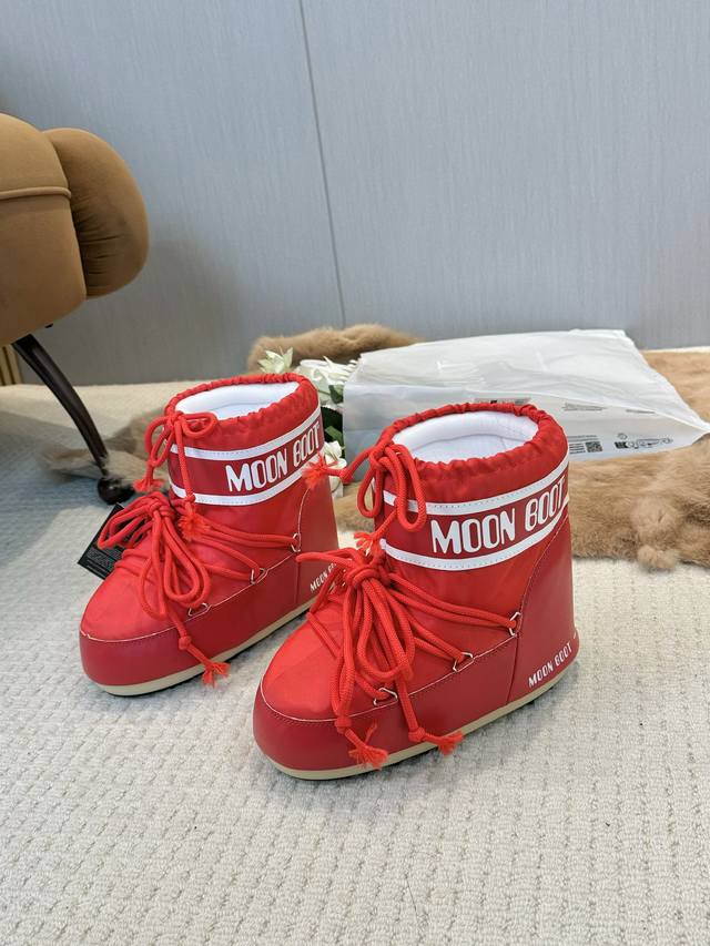 Moon Boots, the darling of the ski season, are a must-have for couples! They wer