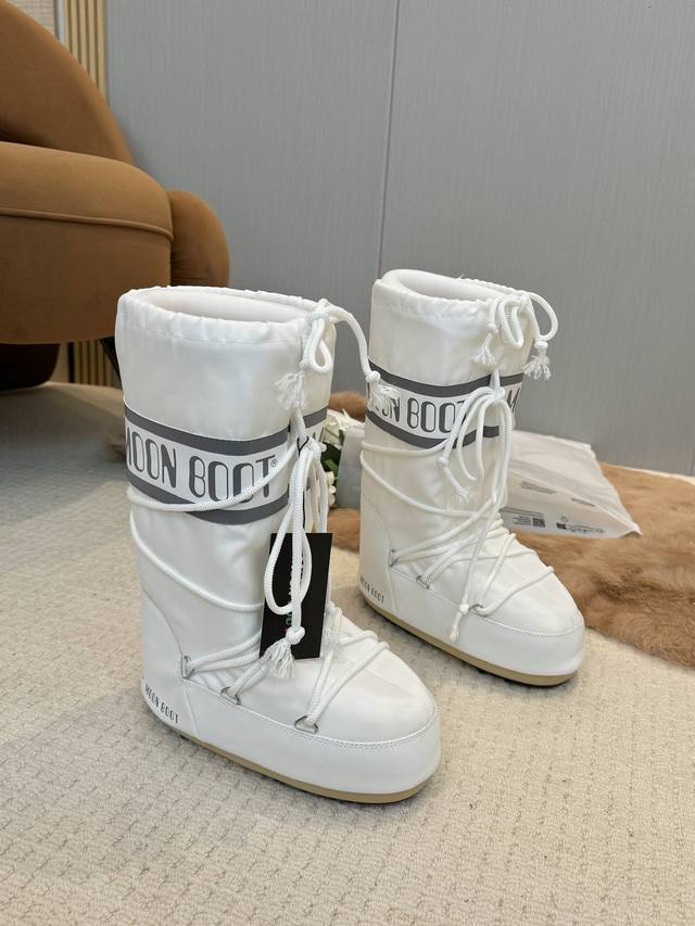 Moon Boots, the darling of the ski season, are a must-have for couples! They wer