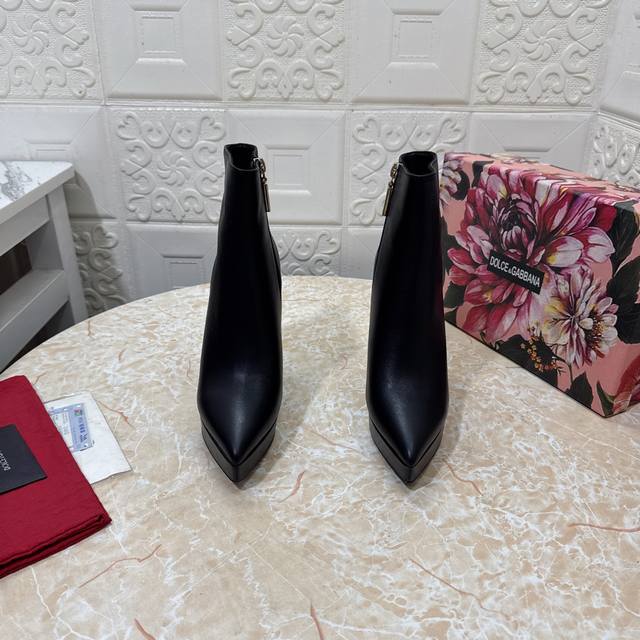 Dg. Top-tier version. High-quality 2025 New Dg Rhinestone Heel Ankle Boots Upper