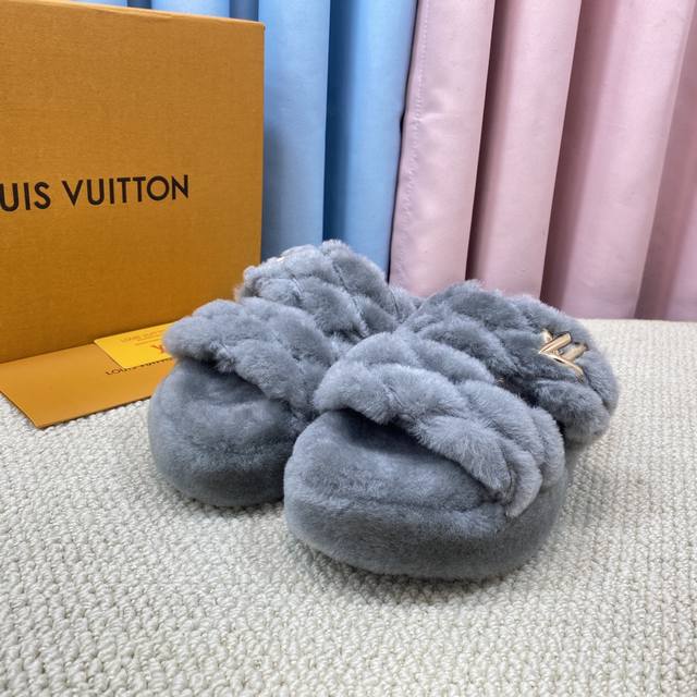 Top-tier Lv new color wool slippers. Made with top-quality pure lambskin! Super
