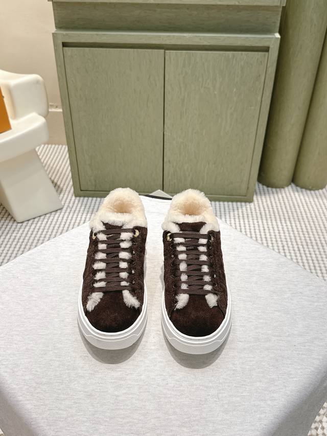 Retail-grade Louis Vuitton Time Out Casual Sneakers, White Sneakers with Fleece