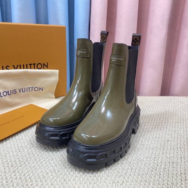 Louis Vuitton Spring/Summer LV Autumn/Winter New Retro Platform Loafers Super c