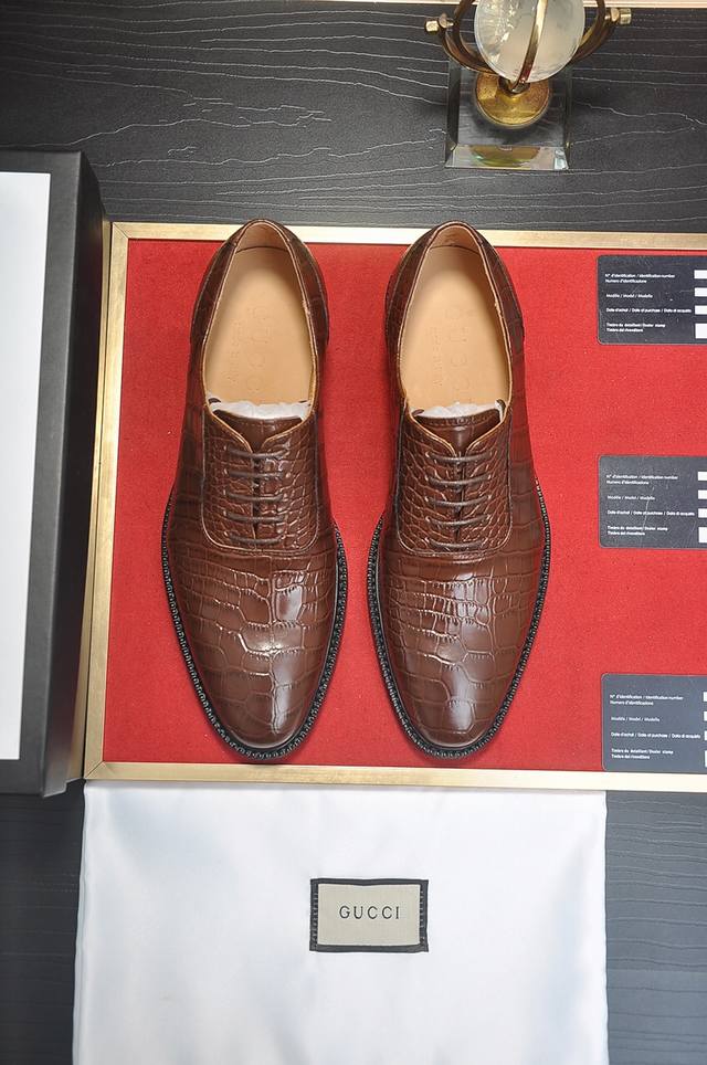 Gucci, Italy's top luxury men's shoe giant, presents its new all-cowhide leathe