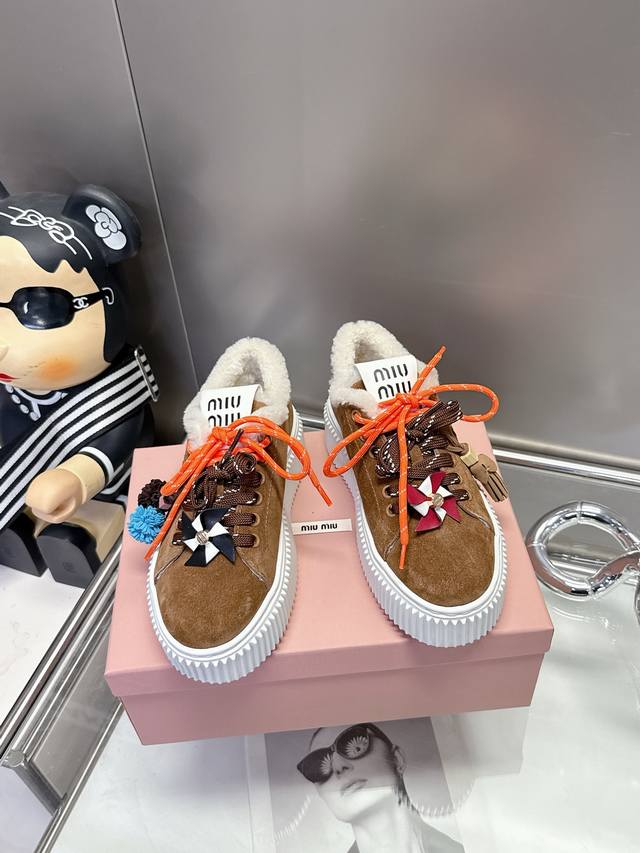 Miumiu's Fall/Winter Collection is a killer combination: khaki, brown, and apric