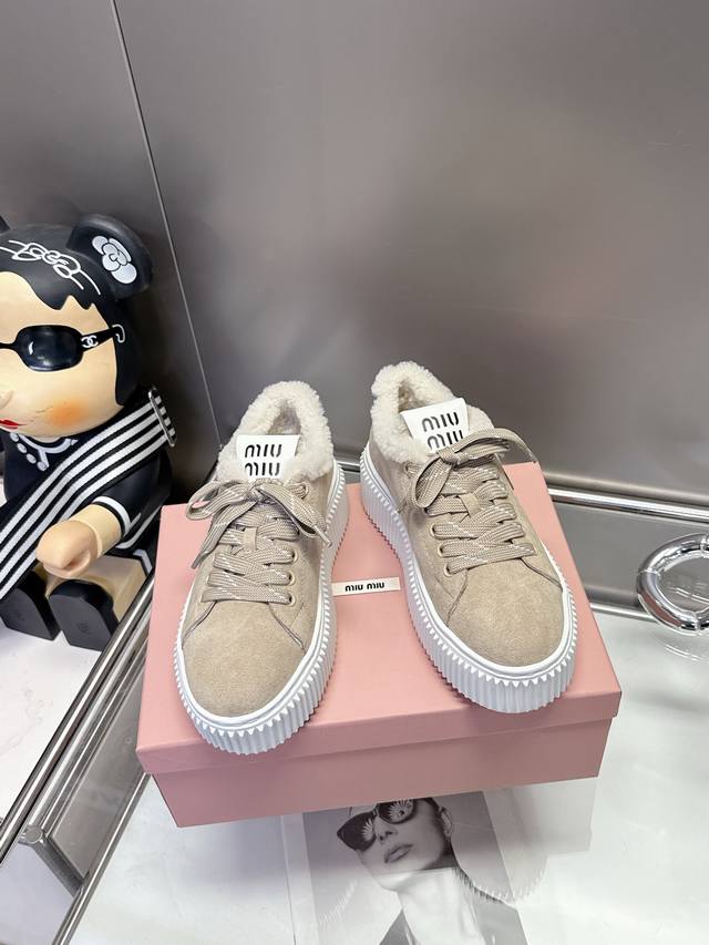 These Miu Miu platform shoes in genuine fur and deerskin are the perfect choice