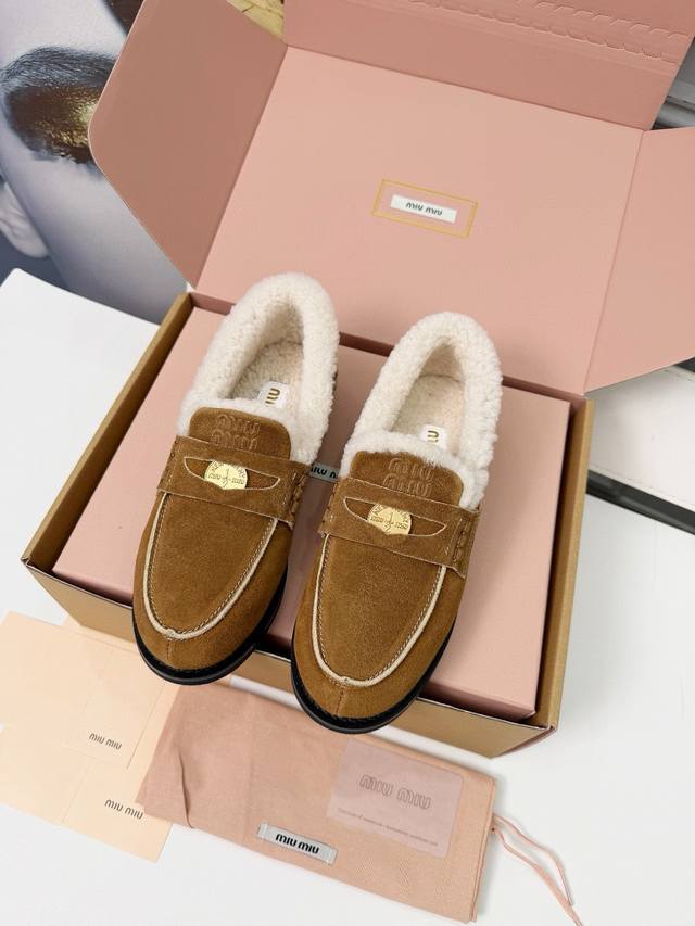 Miumiu 25Fw Gold Coin Loafers Miu girls' new color loafers are here! This autumn