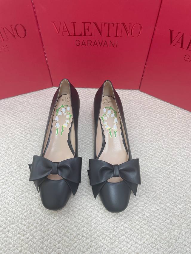 Valentino 25Ss Early Spring New Arrival Bow Sandals Highly recognizable personal